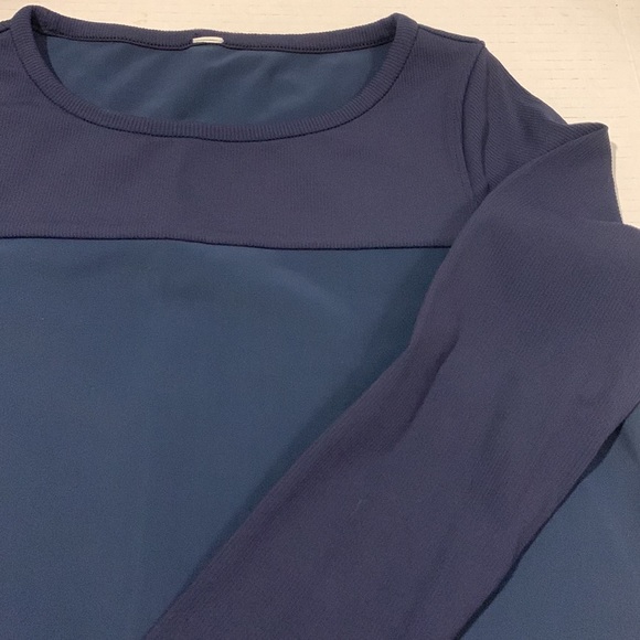 𝅺Lululemon Out of This World Long Sleeve navy color top - Picture 4 of 13